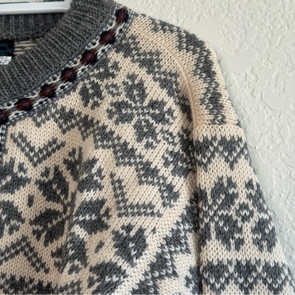 Vintage Dale of Norway Women's Gray and Cream Patterned Sweater size M - Picture 4 of 6